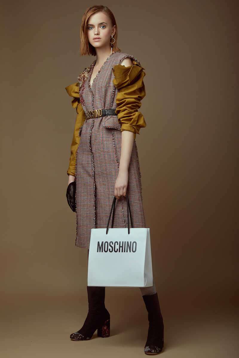 Рубашка — A.M.G., платье — Vigio, пояс, сумка — Moschino, носки — Calzedonia, сапожки — Lake, перчатки — Liaboo, серьги — Samokish