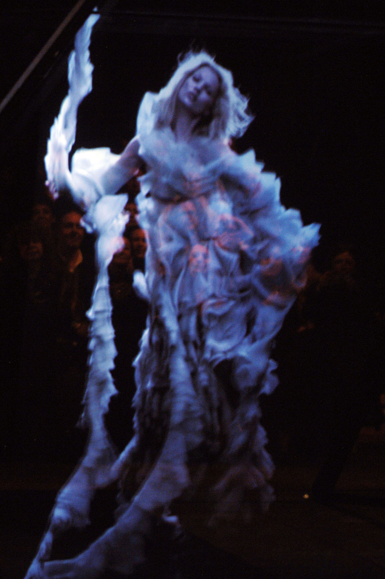 Голограма Кейт Мосс на шоу, Alexander McQueen осінь-зима 2006