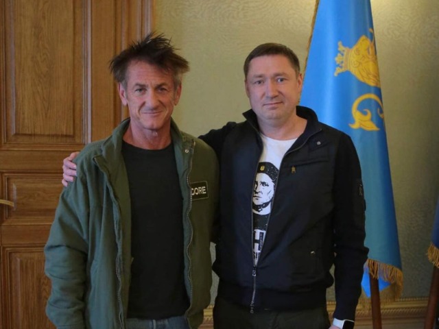 Голлівудський актор Шон Пенн відвідав Львів, аби допомогти українським переселенцям 