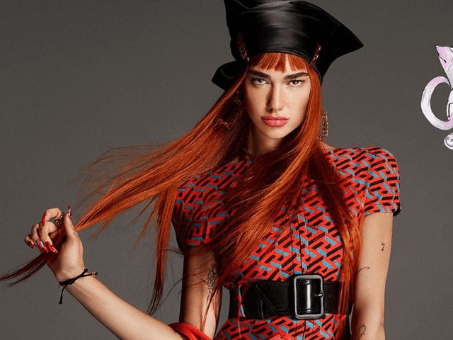 Рыжий парик, Дуа Липа и лабиринт: Versace выпустили рекламу осенней коллекции
