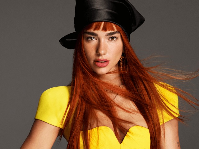 Смотрите: Дуа Липа в огненно-рыжем парике танцует для Versace