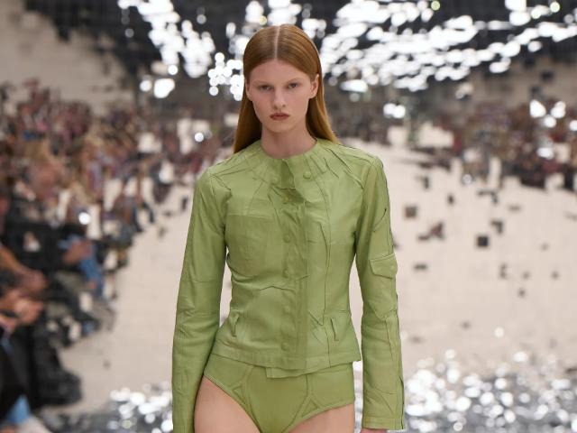 Як носити оливково-зелений  — найголовніший колір 2024 року 