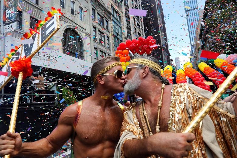 Поцелуй участников на Всемирном параде WorldPride в Нью-Йорке. Фотограф: Джина Мун