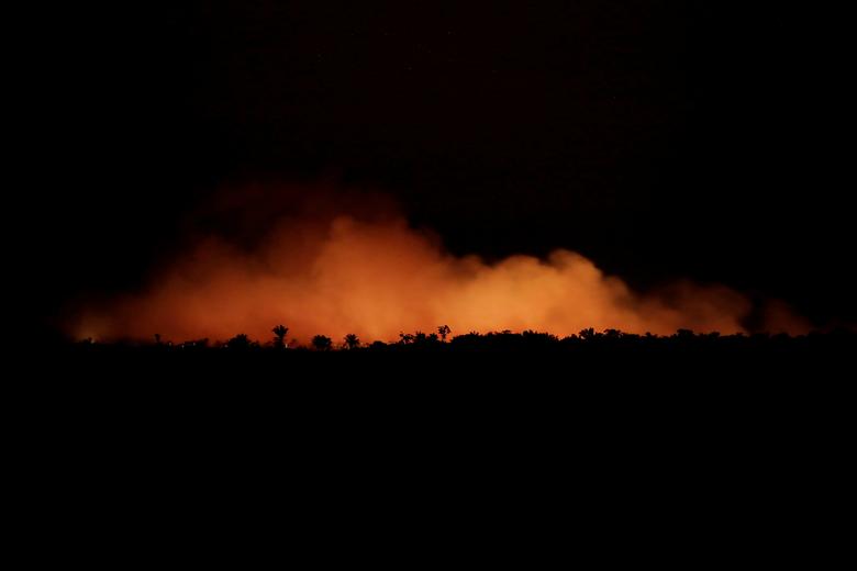 Дым во время лесных пожаров в Амазонии. Фотограф: Уэсли Марселино
