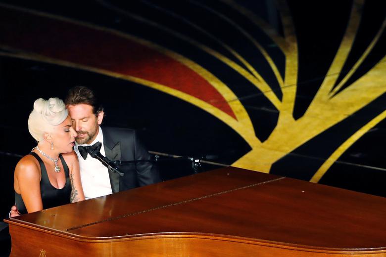 Леди Гага и Брэдли Купер во время исполнения песни Shallow