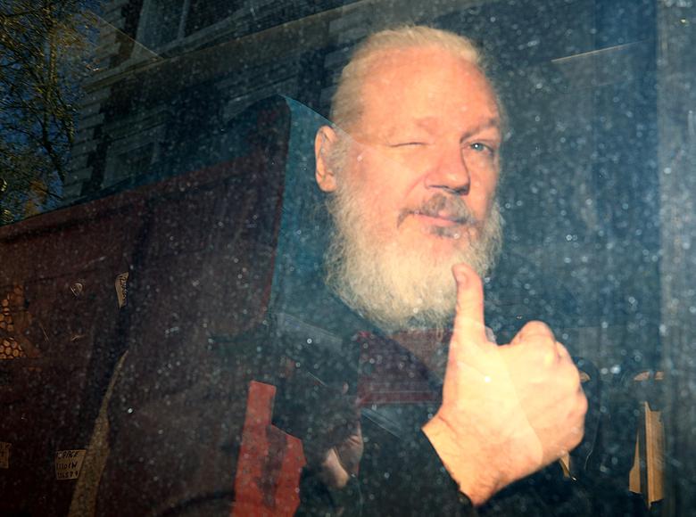 Основатель WikiLeaks Джулиан Ассанж прибыл в Вестминстерский магистратский суд после того, как его арестовали в Лондоне. Сейчас Ассанж находится в тюрьме по обвинению в компьютерном взломе и шпионаже. Фотограф: Ханна Маккей