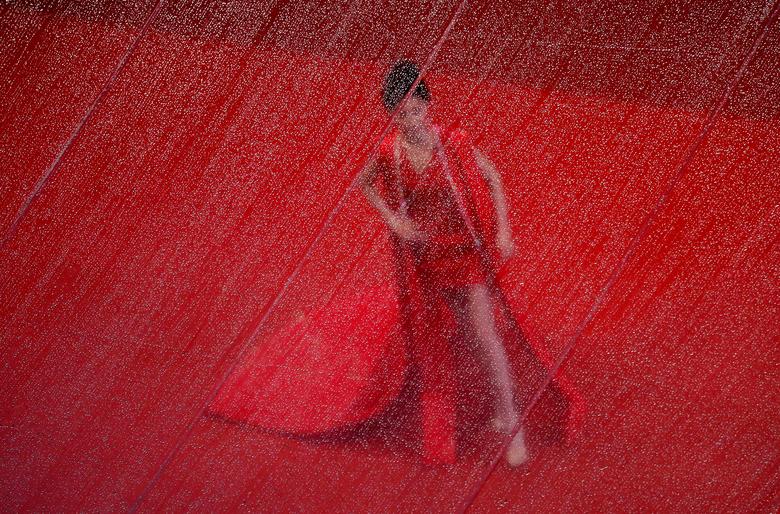 Гостья на красной дорожке на презентации фильма “Фрэнки” во время Каннского кинофестиваля во Франции. Фотограф: Эрик Гайар