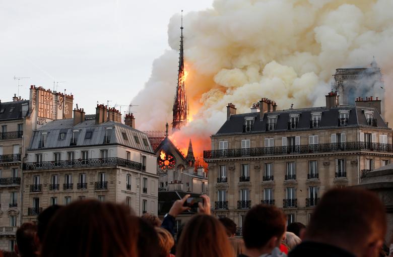 Пожар в соборе Парижской Богоматери в Париже, 15 апреля 2019 года. Фотограф: Бенуа Тессье