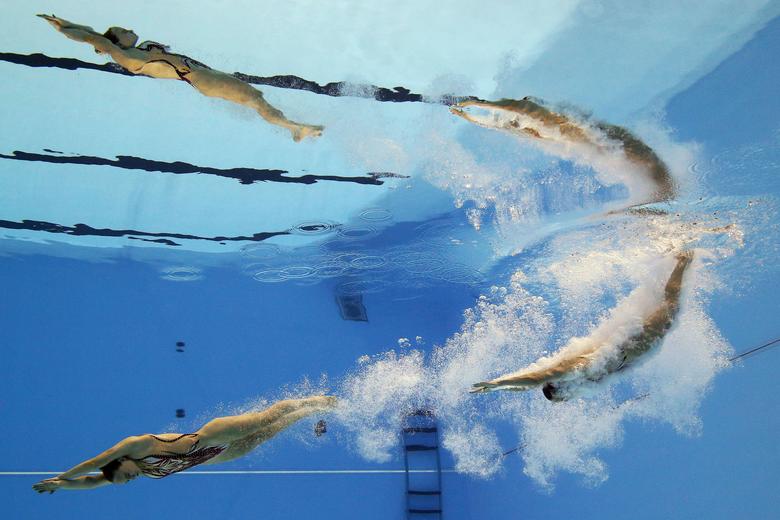 Британки-синхронистки Кейт Шотмэн и Изабель Торп во время соревнований на чемпионате мира по плаванию в Кванджу (Южная Корея). Фотограф: Стефан Вермут