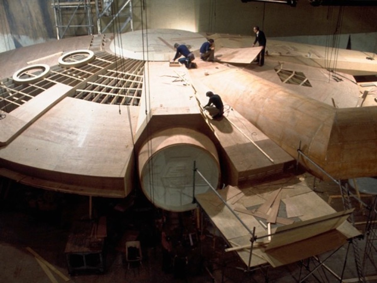 Завершающая стадия работы над кораблем Хана Соло «Тысячелетний сокол». 