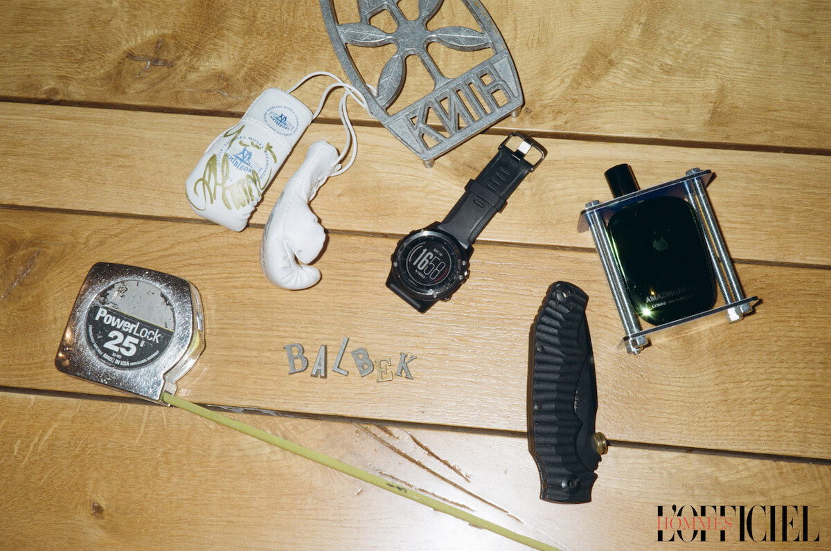Медаль полумарафона в Марбелье, очки для бега, рулетка со стройки в Сан-Франциско, тактический нож, парфюм Сomme des Garcons Aamazingreen, спортивные часы Garmin 