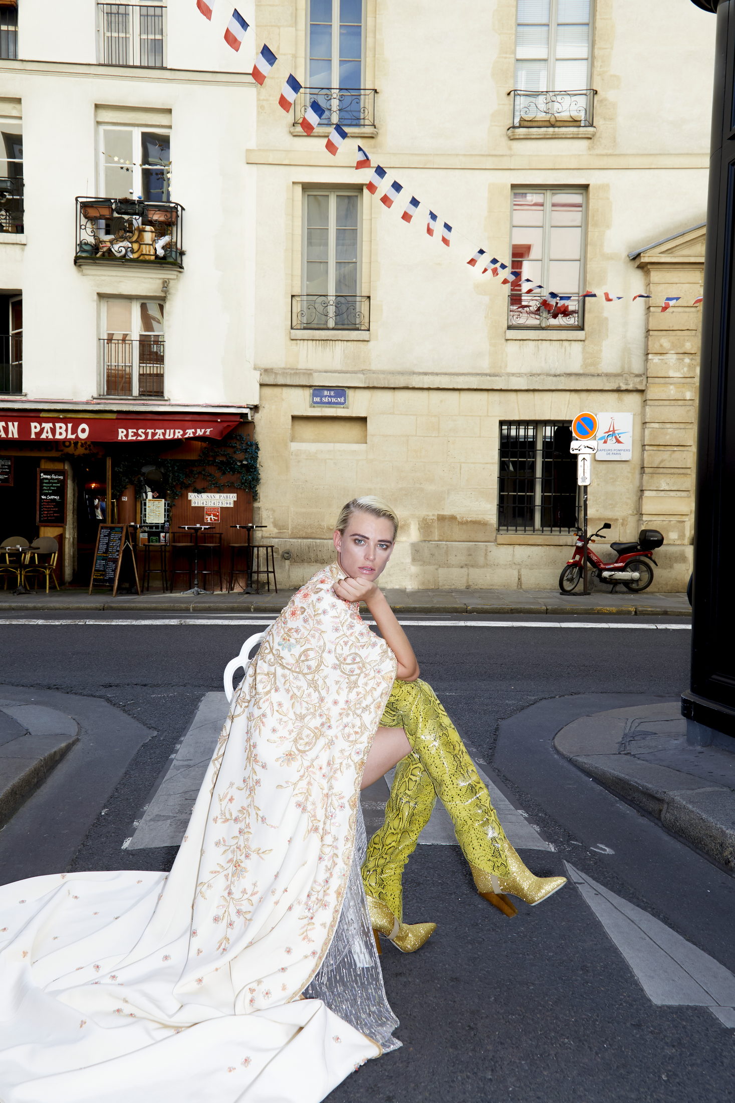 Платье Georges Hobeika, сапоги A. F. Vandevorst Haute Couture