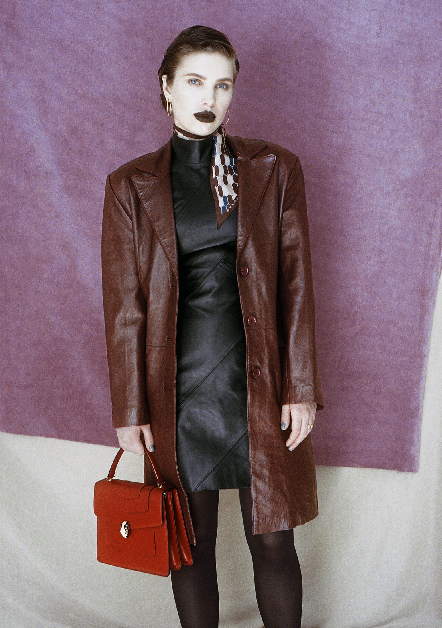 Платье DMDV, платок и сумка Bulgari, серьги Van Cleef & Arpels, винтажный кожаный плащ 