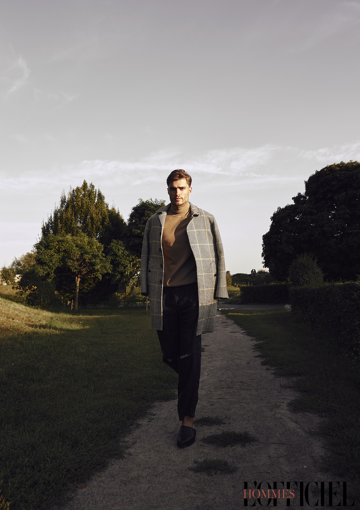 Пальто и водолазка – Sandro, брюки и мюли – Frolov