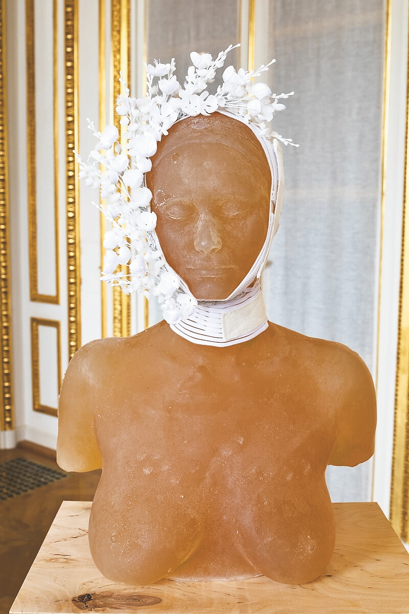 Скульптура Марии Куликовской с головным убором Руслана Багинского