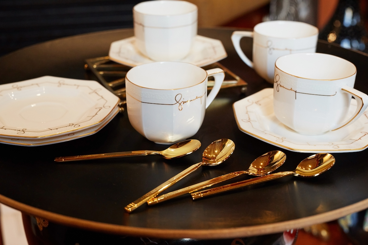 Чайный фарфор с золотым автографом Юбера де Живанши, произведенный Yamaka, Givenchy