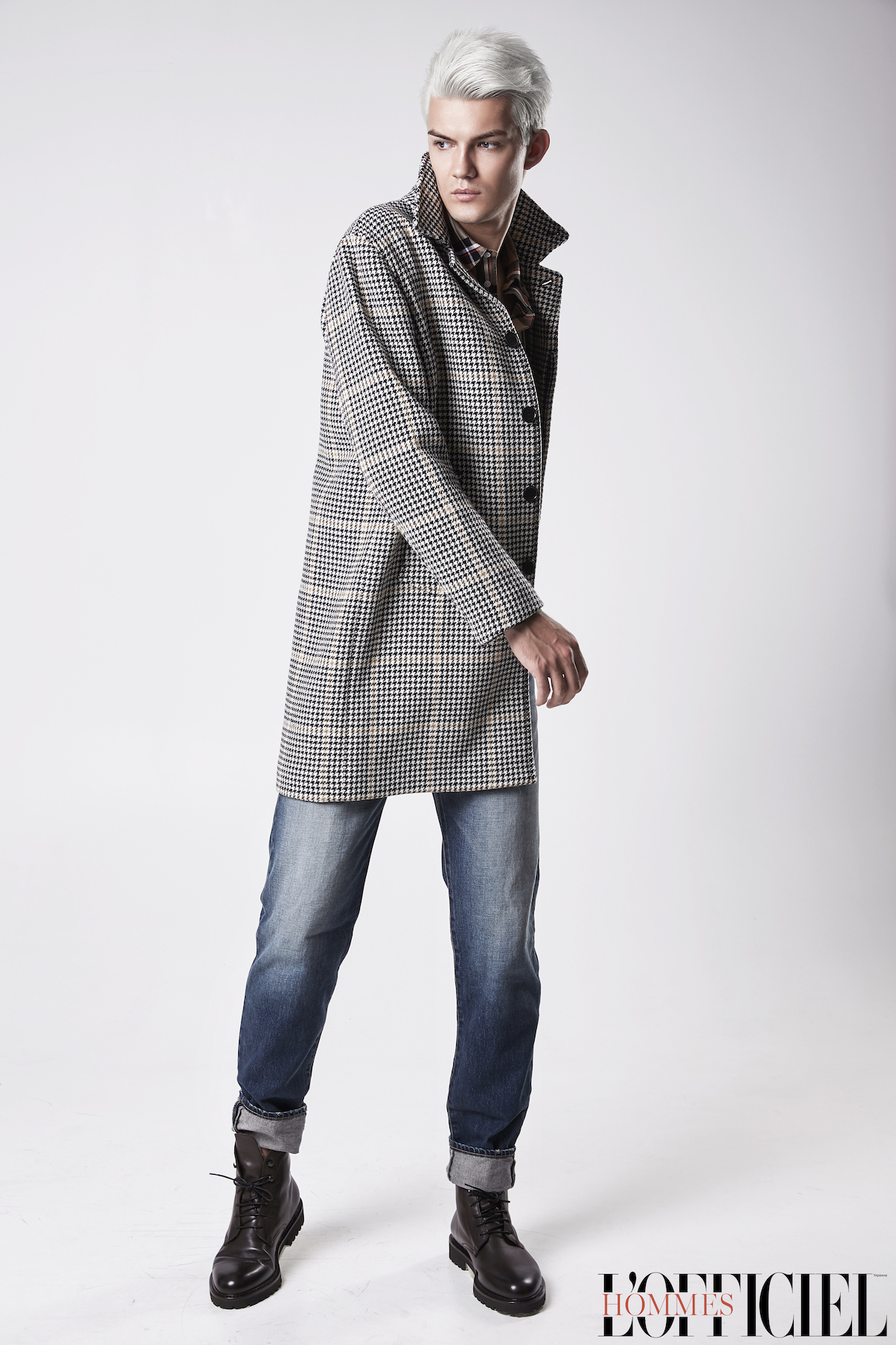 Пальто и рубашка – Sandro, джинсы Saint Laurent, обувь Doucal's
