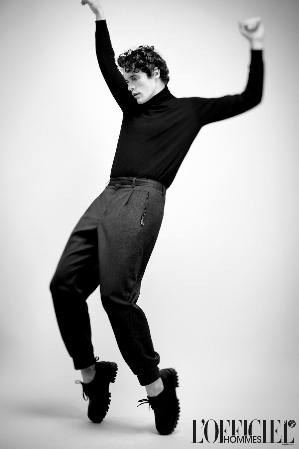Штани Karl Lagerfeld, водолазка Massimo Dutti, взуття Karl Lagerfeld x Cara Delevingne