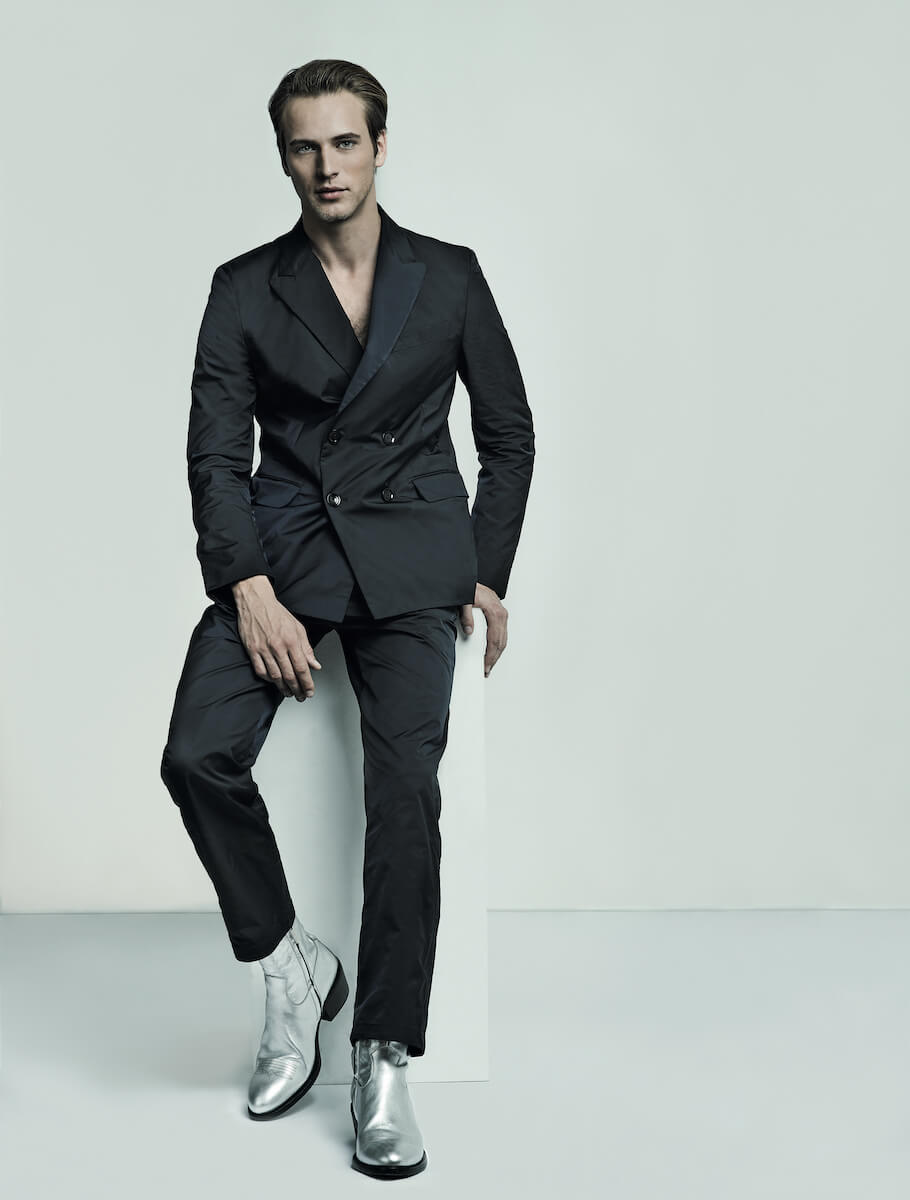 Пиджак, брюки – Valentino, ботинки Jimmy Choo 