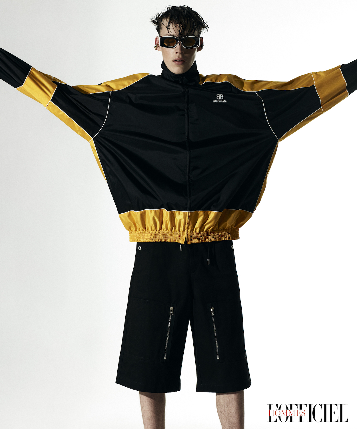 Куртка Balenciaga, шорты Alexander McQueen, очки Loewe, клипсы Jaagravi