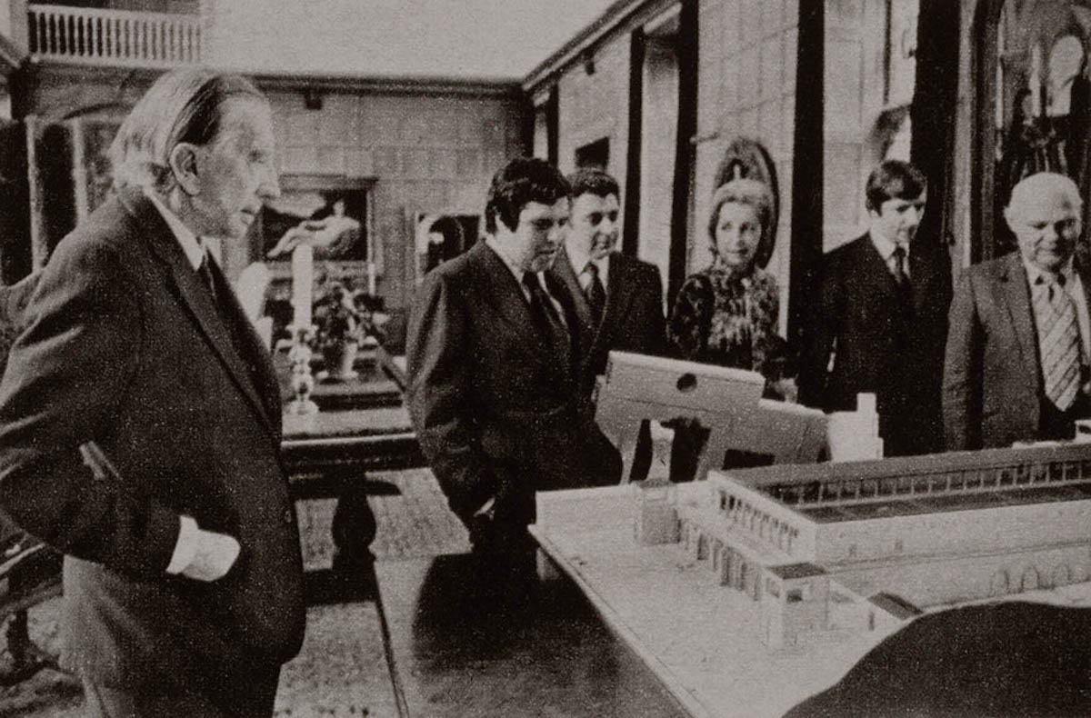 Пол Гетти за макетом своей виллы в Малибу, точной копии дворца Вилла-деи-Папири