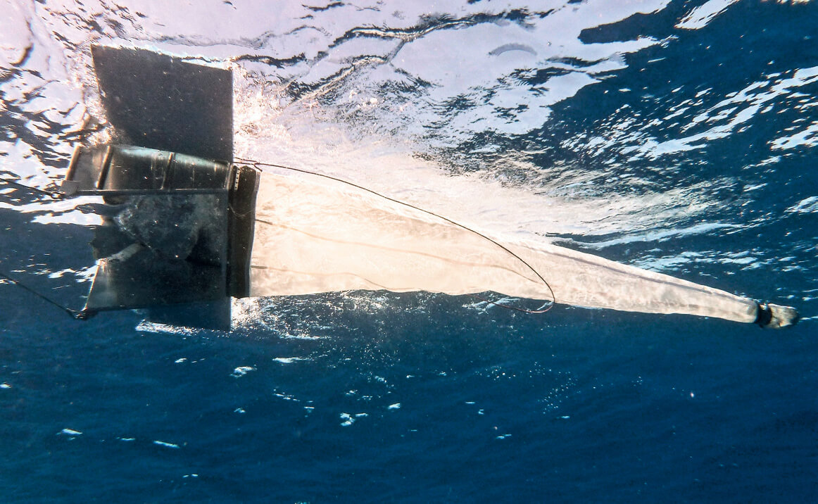 аулер Manta собирает образцы с поверхности воды во время мегаэкспедиции Ocean Cleanup в 2015 году