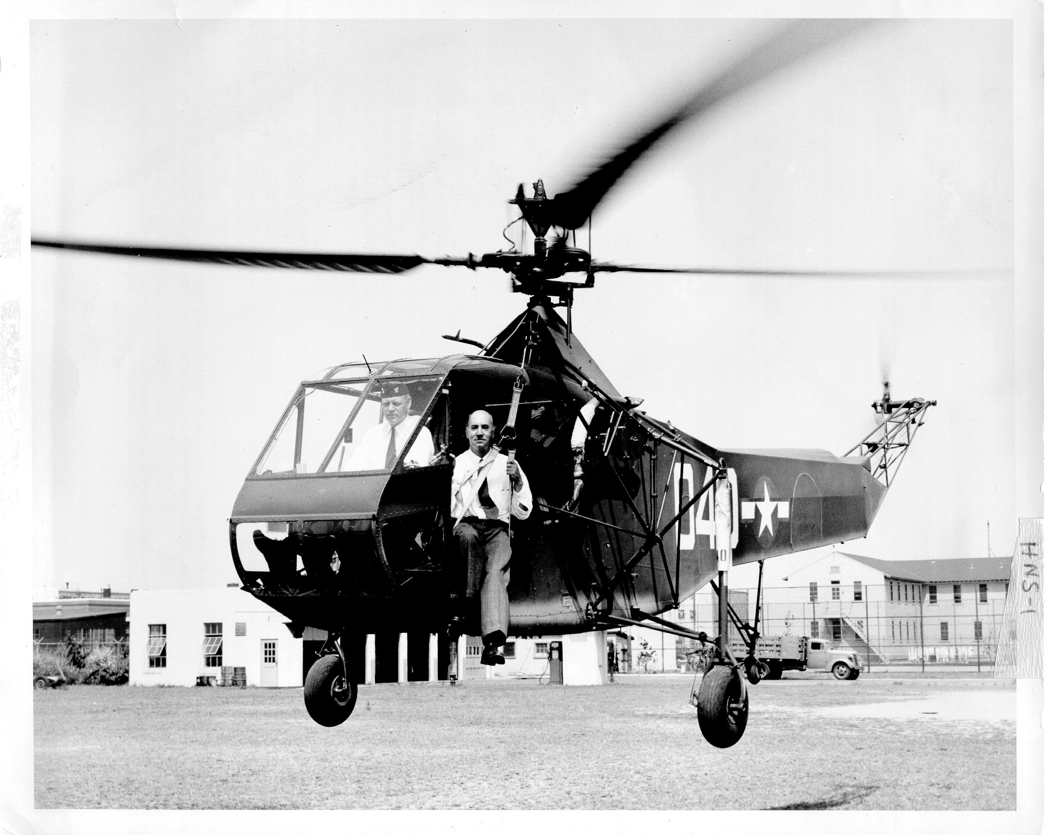 Ігор Сікорський у гелікоптері HNS-1 берегової охорони США, 14 серпня 1944 р.