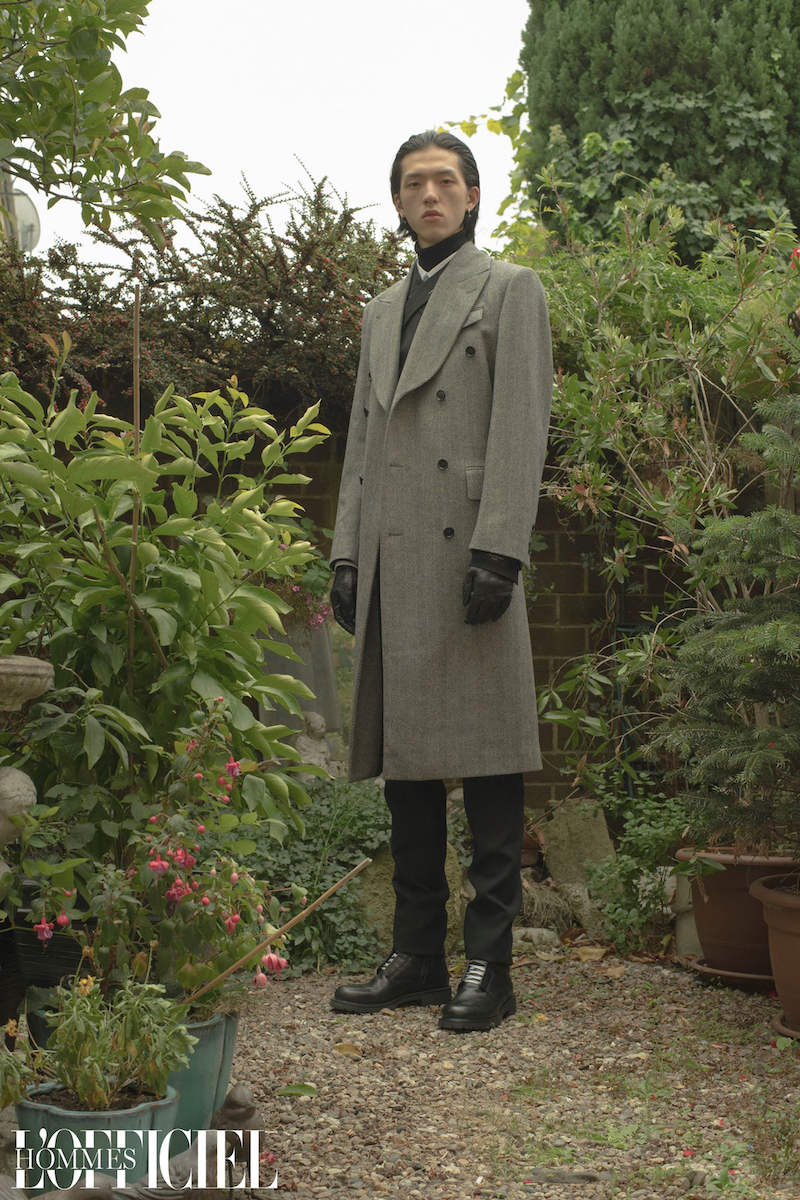 Водолазка Z Zegna, блейзер и брюки – Dior Homme, пальто New & Lingwood, сапоги Billionaire, перчатки из архива стилиста 