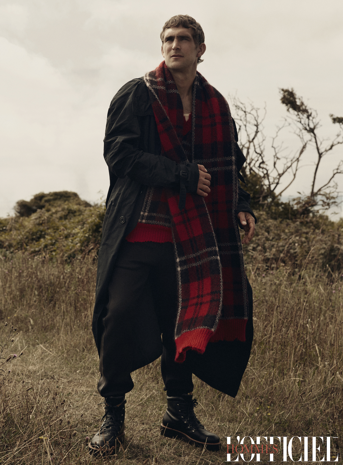 Пальто, шарф, джемпер, брюки – Alexander McQueen, ботинки Robert Clergerie 