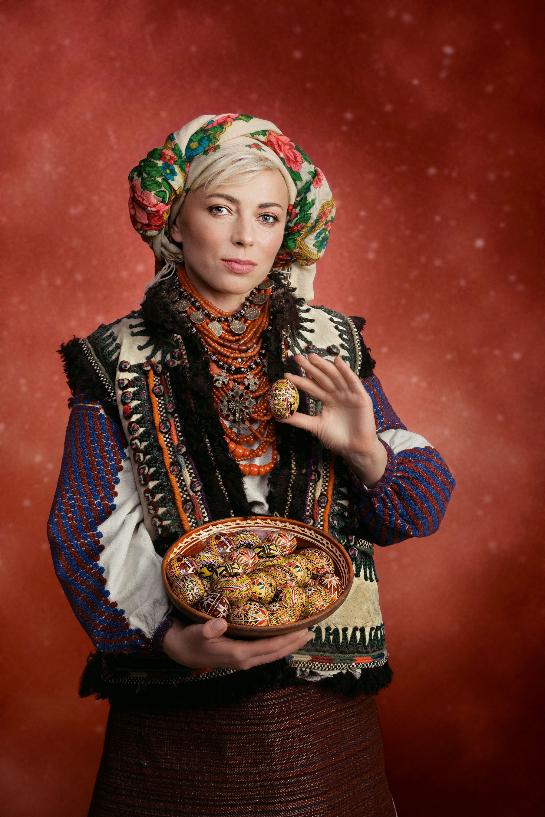 Марина Кухар у святковому строї на Великдень з Івано-Франківської області