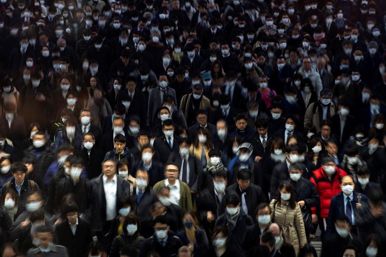 Люди в масках в Токио