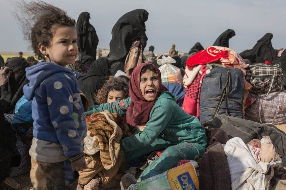 Гражданские убегают с территории Исламского государства. Фото: Сэм Тарлинг