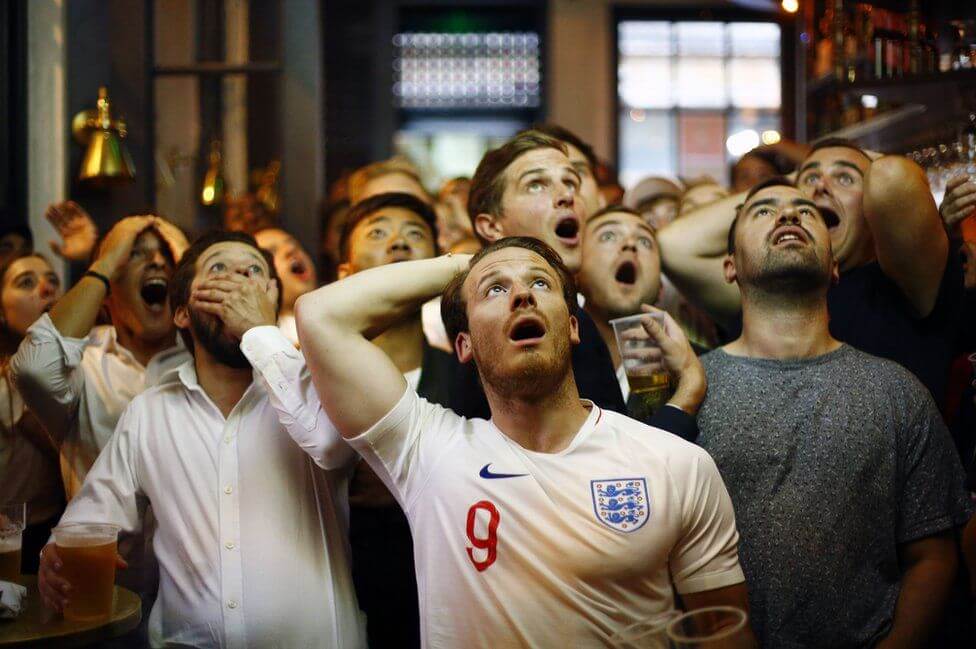 Английские футбольные фаны смотрят прямую трансляцию полуфинала чемпионата мира между сборными Хорватии и Англии
