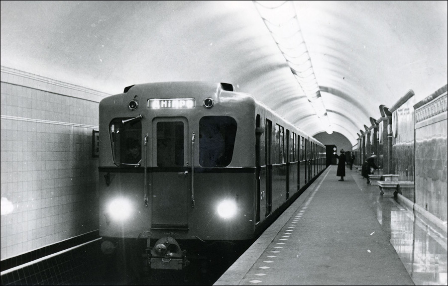 Первый подвижной состав киевского метро — вагоны типа Д
