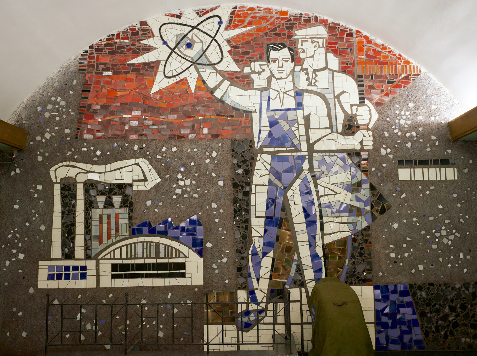 Мозаичное панно с барельефом в торце станции «Шулявская»