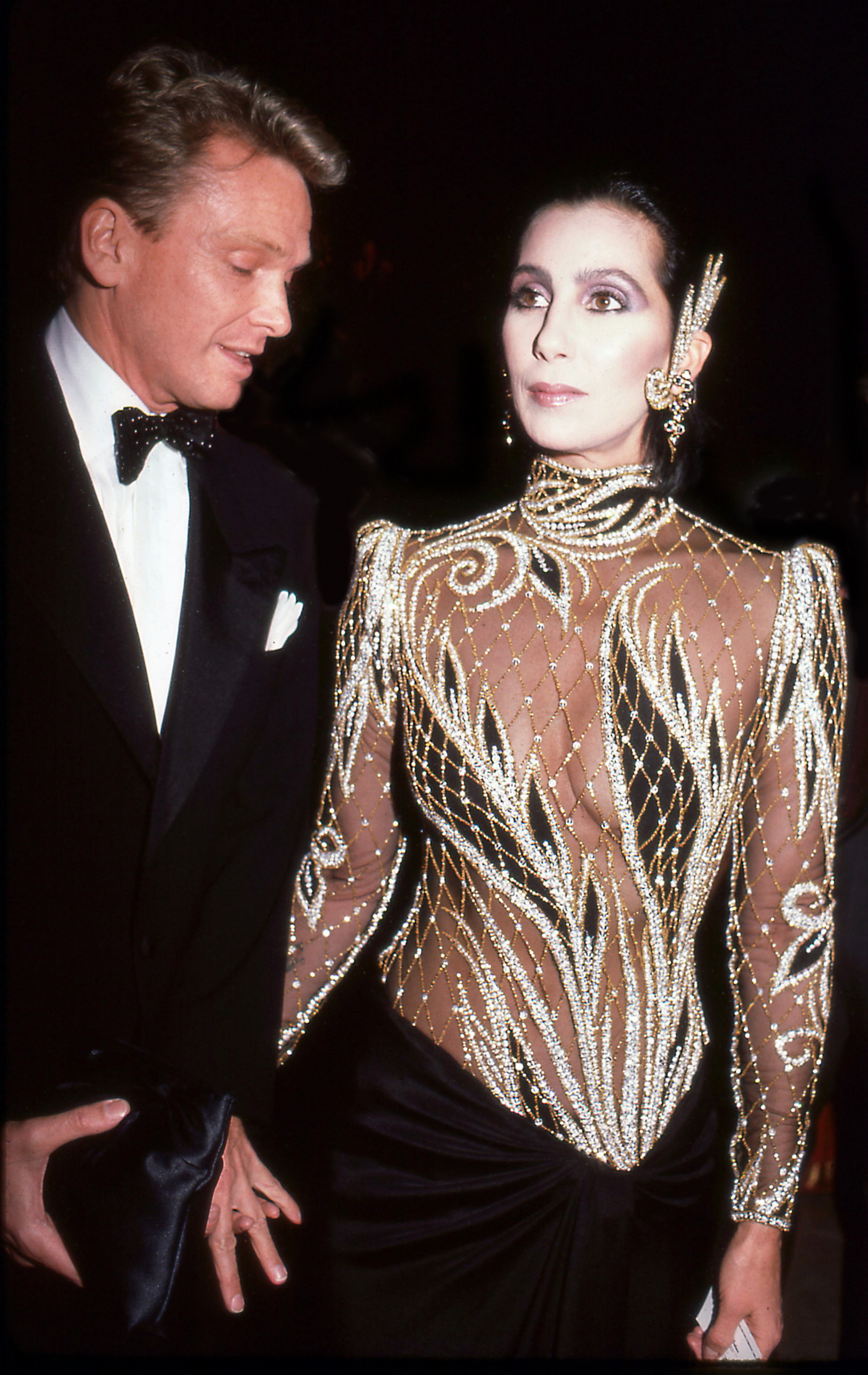 Шер в платье Bob Mackie с дизайнером Бобом Маки, 1985