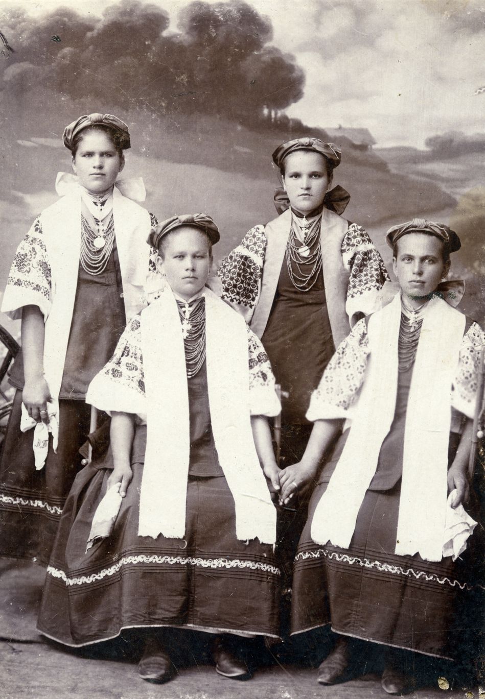 Дівчата у святковому вбранні на тлі краєвиду, Сумська область