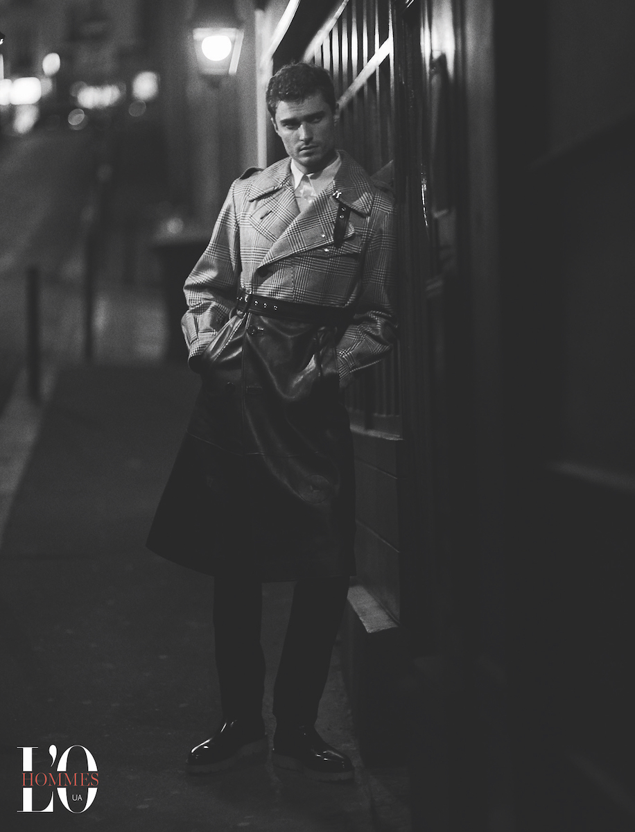 Пальто, рубашка – Alexander McQueen, брюки Boss, ботинки Сhristian Louboutin