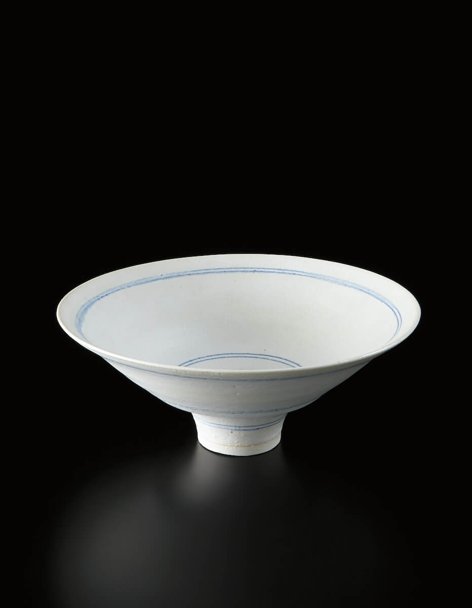 Фарфоровая чаша, украшенная матовой белой глазурью