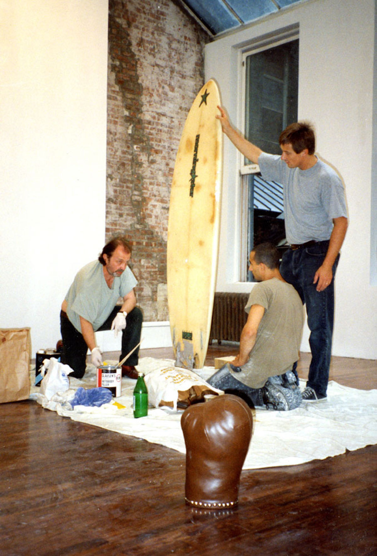  1994 год, скульптор Франц Вест (слева) за работой над композицией «Лимерик» для моновыставки «Франц Вест: Элементы дома (ретроспектива)». Это была первая выставка скульптора в галерее Дэвида Двирнера (стоит справа) в Нью-Йорке на Грин-Стрит, 43 