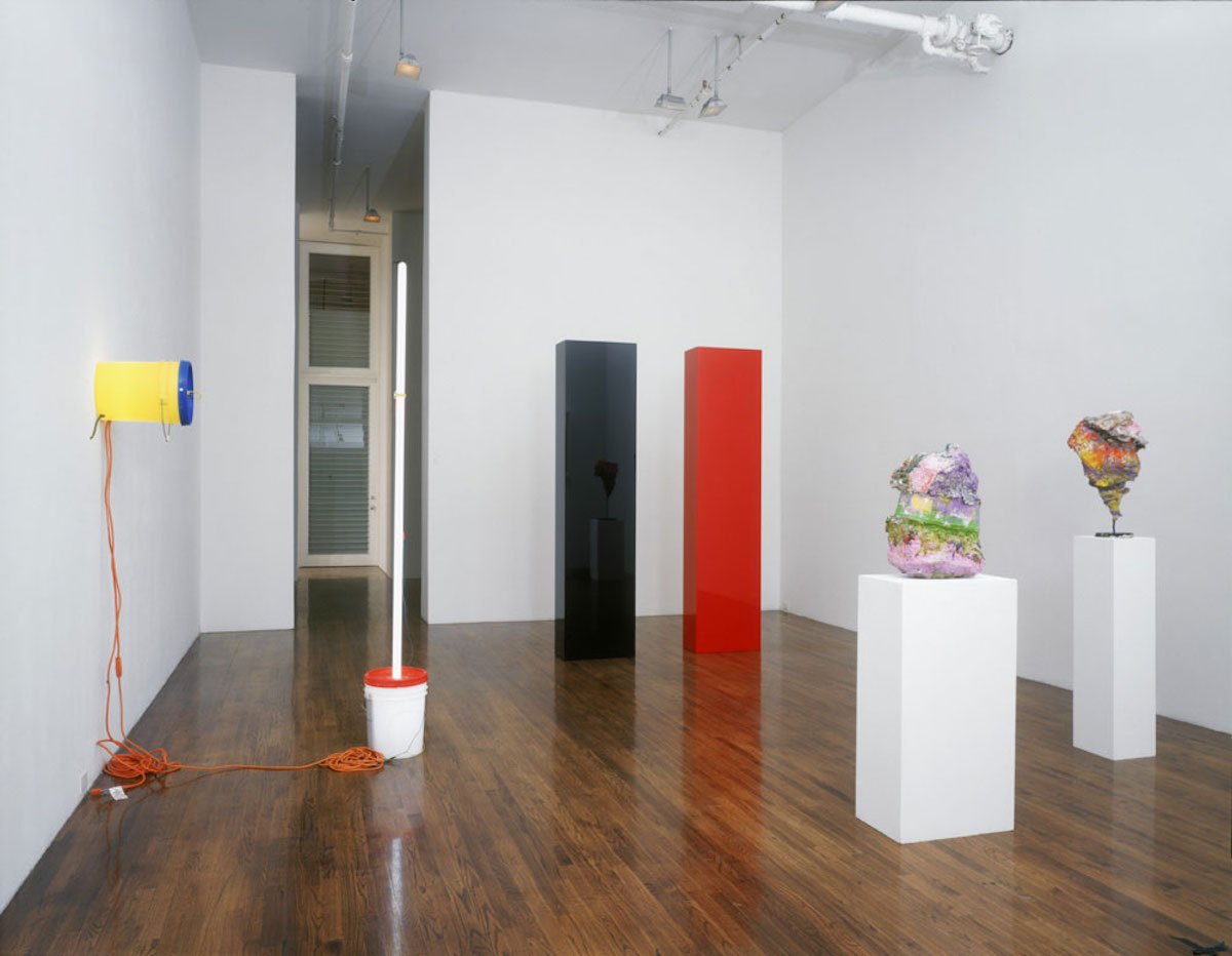 Инсталляция «Пять лет, 1993–1998» на выставке в честь пятилетнего юбилея галереи на Грин-Стрит, открывшейся в 1998 году. Слева направо: скульптуры Джейсона Роудса, Джона Маккрэкена и Франца Веста 