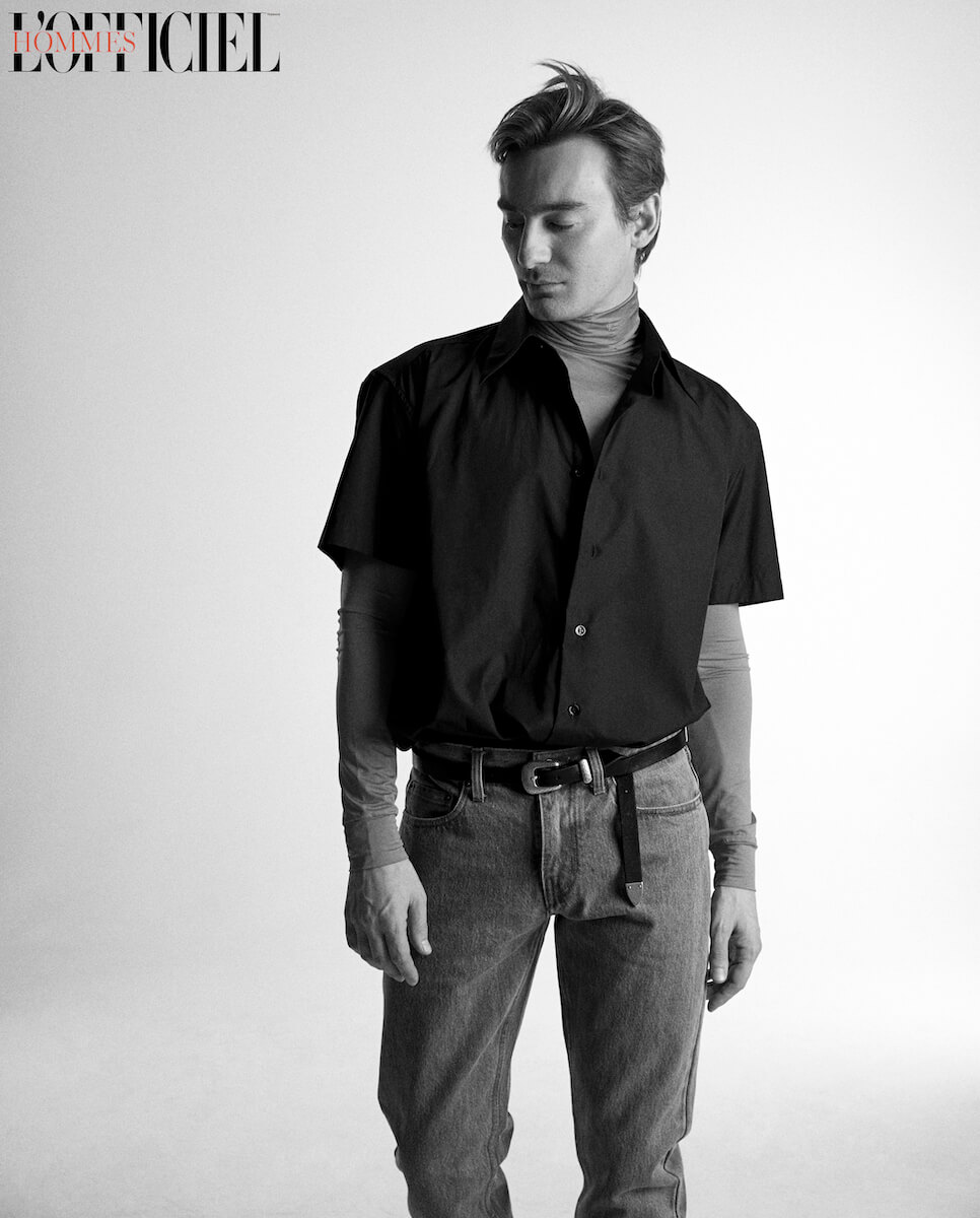 Гольф, рубашка,  джинсы – Raf Simons, ремень собственность героя 