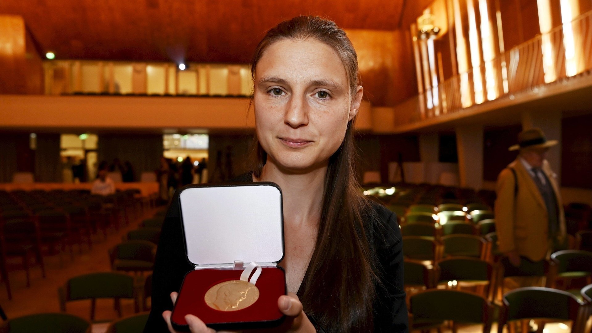 Марина В’язовська отримує медаль Філдса на Міжнародному математичному конгресі у Гельсінкі