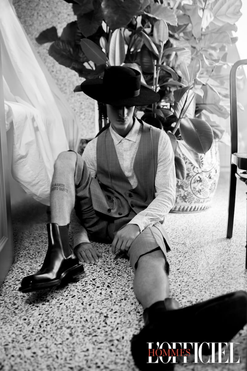 Рубашка Isaia,  жилет и брюки – Сhalayan,  ботинки Alexander McQueen, шляпа Acheval Ppampa 