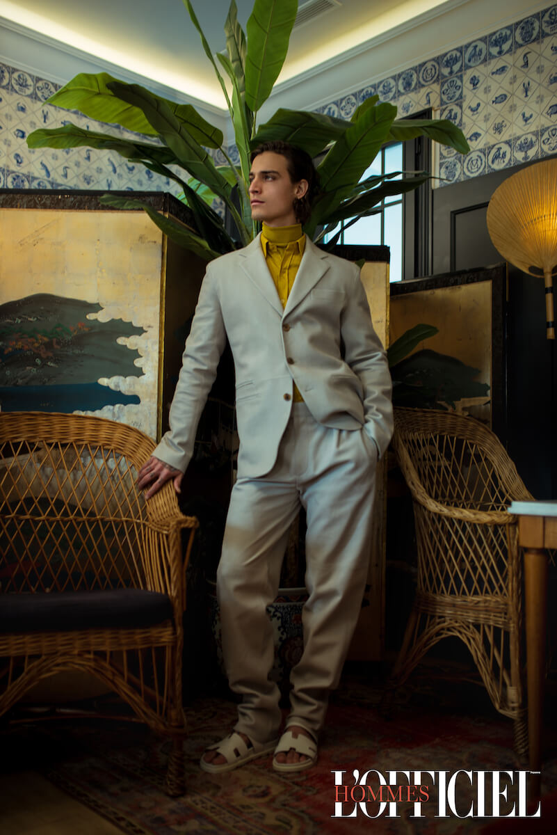Гольф Daks, пиджак, брюки и сандалии – Hermès, рубашка собственность стилиста 
