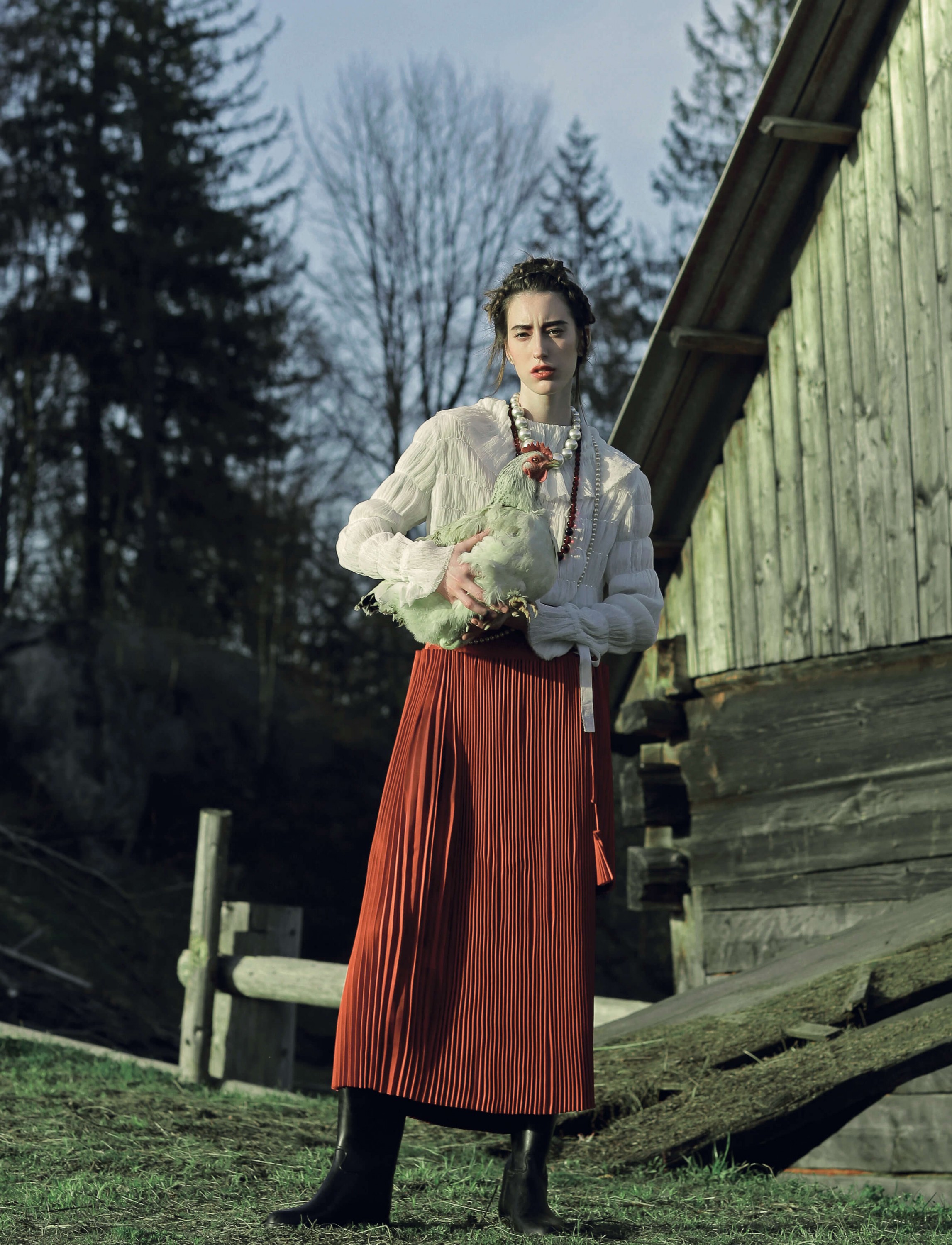 Блуза Karavay, юбка Elena Reva, сапоги Le Chameau, бусы - собственность стилиста