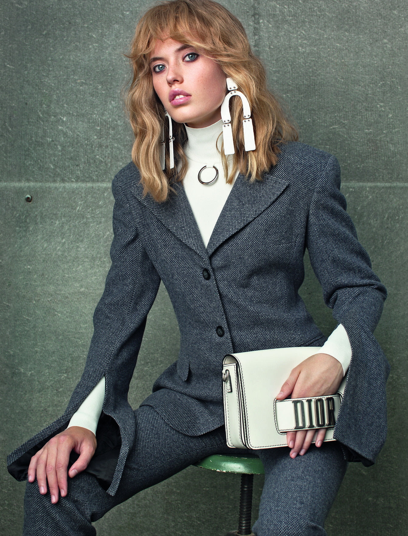 Костюм Dafna May, водолазка Stella McCartney, сумка Christian Dior, клипсы Proenza Schouler 