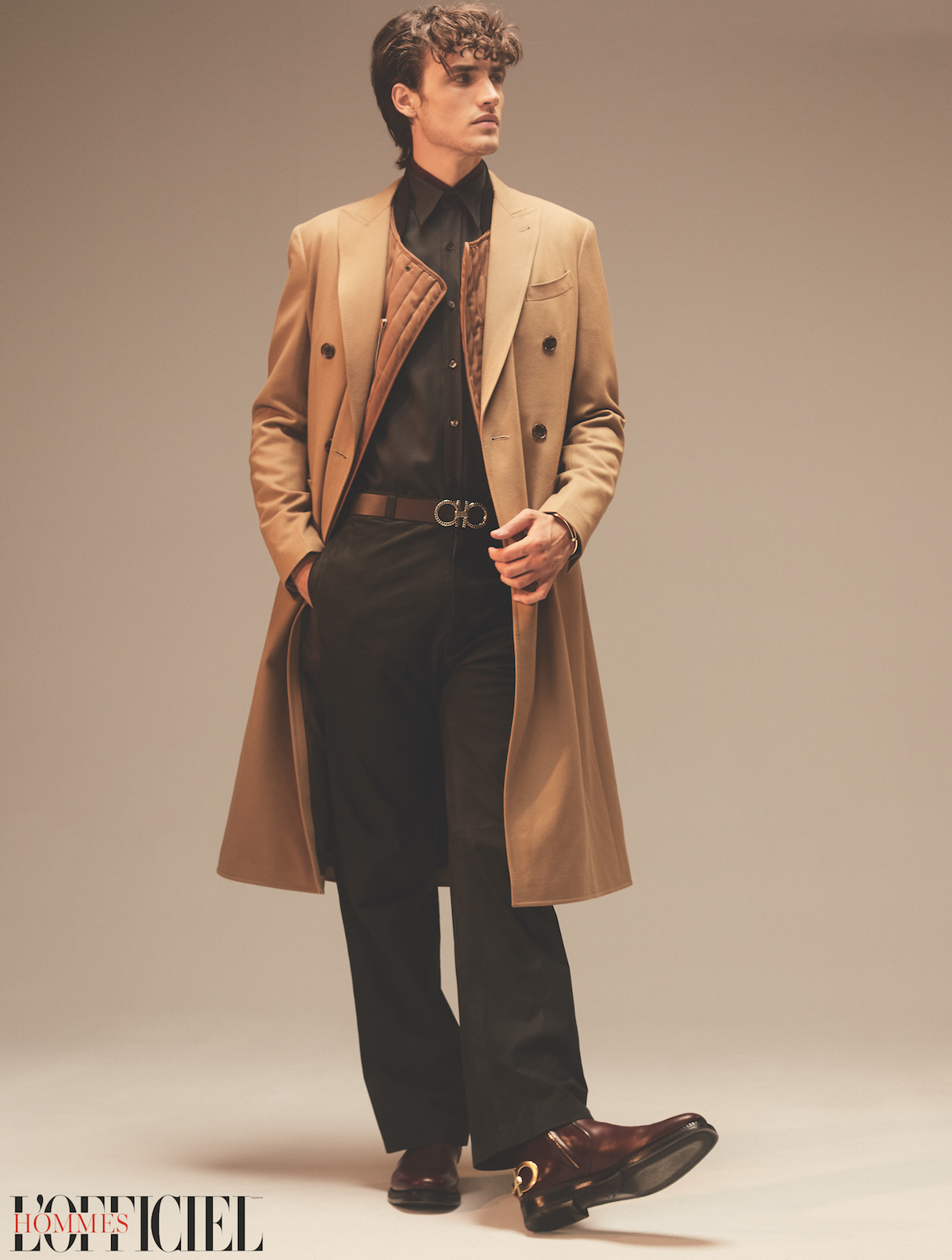 Пальто, рубашка, брюки, ремень, ботинки – Salvatore Ferragamo; браслет Сartier