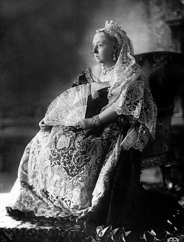 Королева Вікторія у прикрашеному, проте траурному образі на весіллі свого онука Георга, 1893 рік