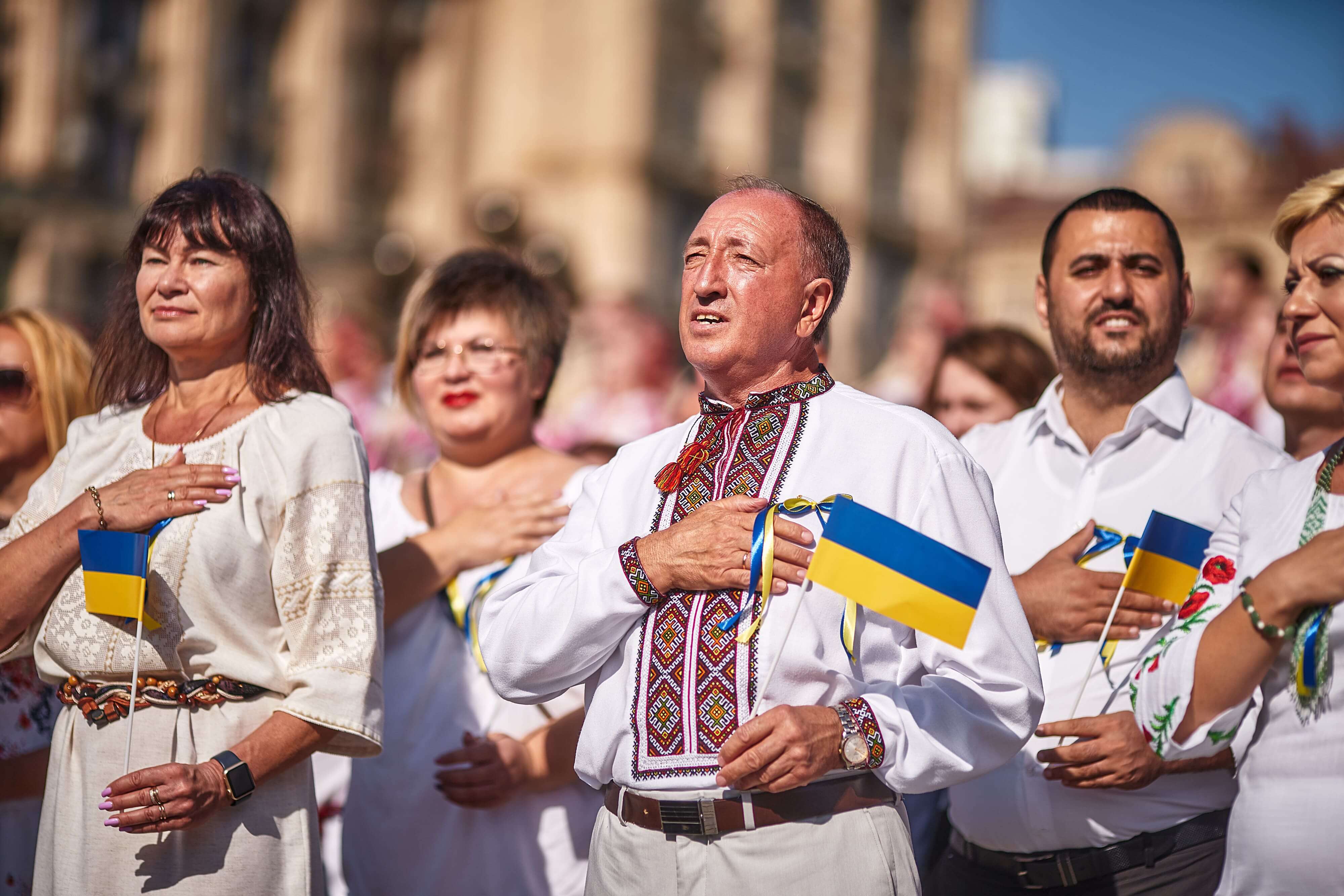 Украинцы радовались. День независимости Украины. Украинцы за рубежом. С праздником независимости Украины. Украина люди.